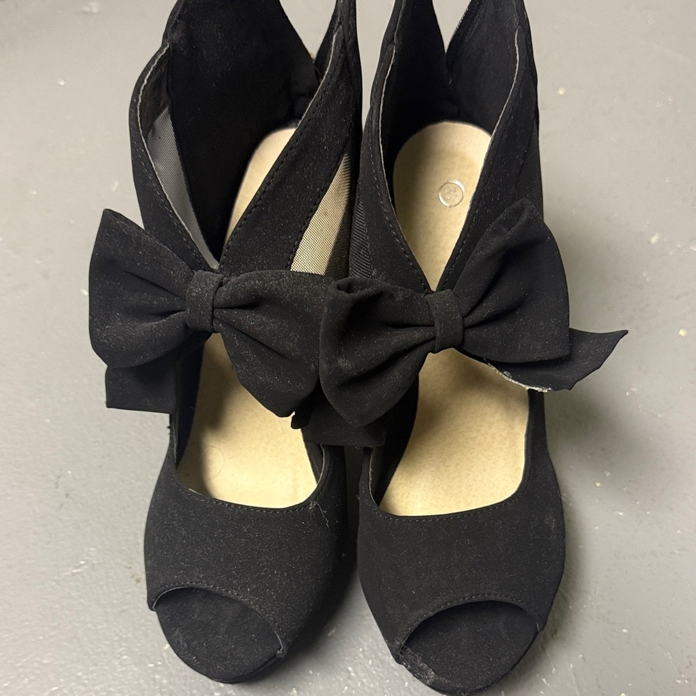 Amazon Essentials Elegant Black Bow Heels
